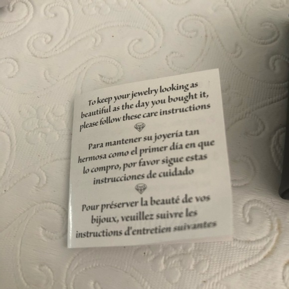 Avon Sparkling Leaf Pendant Necklace - Picture 2 of 3